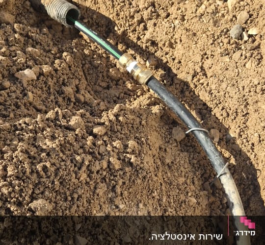 תיקון וחיבור צנרת מים בחפירה באדמה בגינה